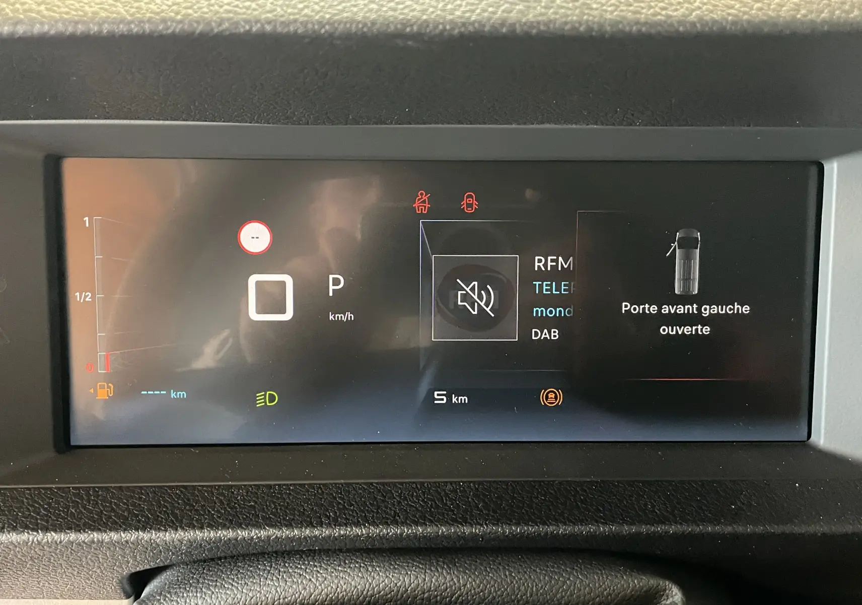 Affichage numérique du combiné de bord du Citroën Jumpy cabine approfondie, indiquant porte avant gauche ouverte.