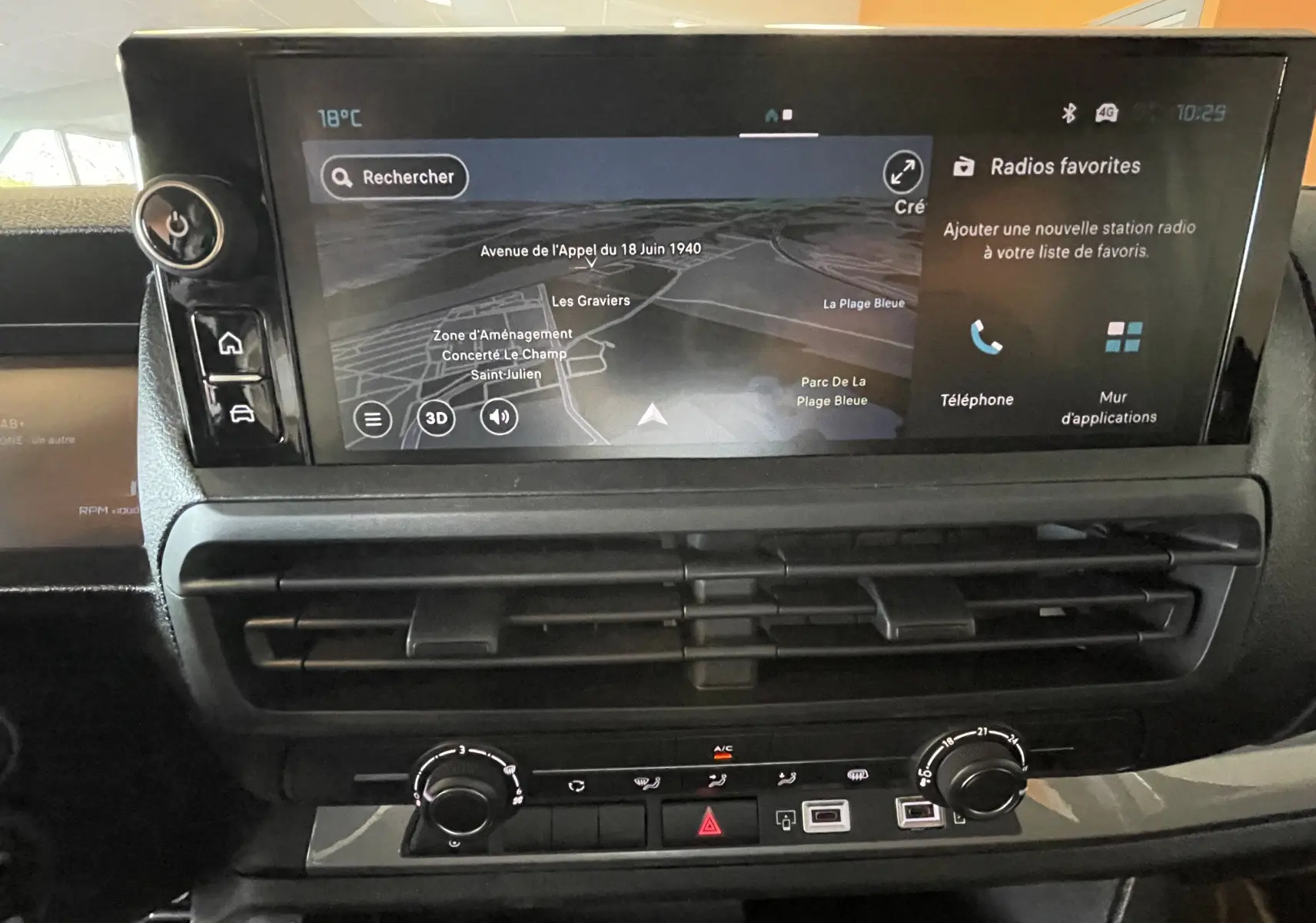 Vue rapprochée de l’écran tactile central et des commandes de climatisation du Citroën Jumpy cabine approfondie gris Artense.