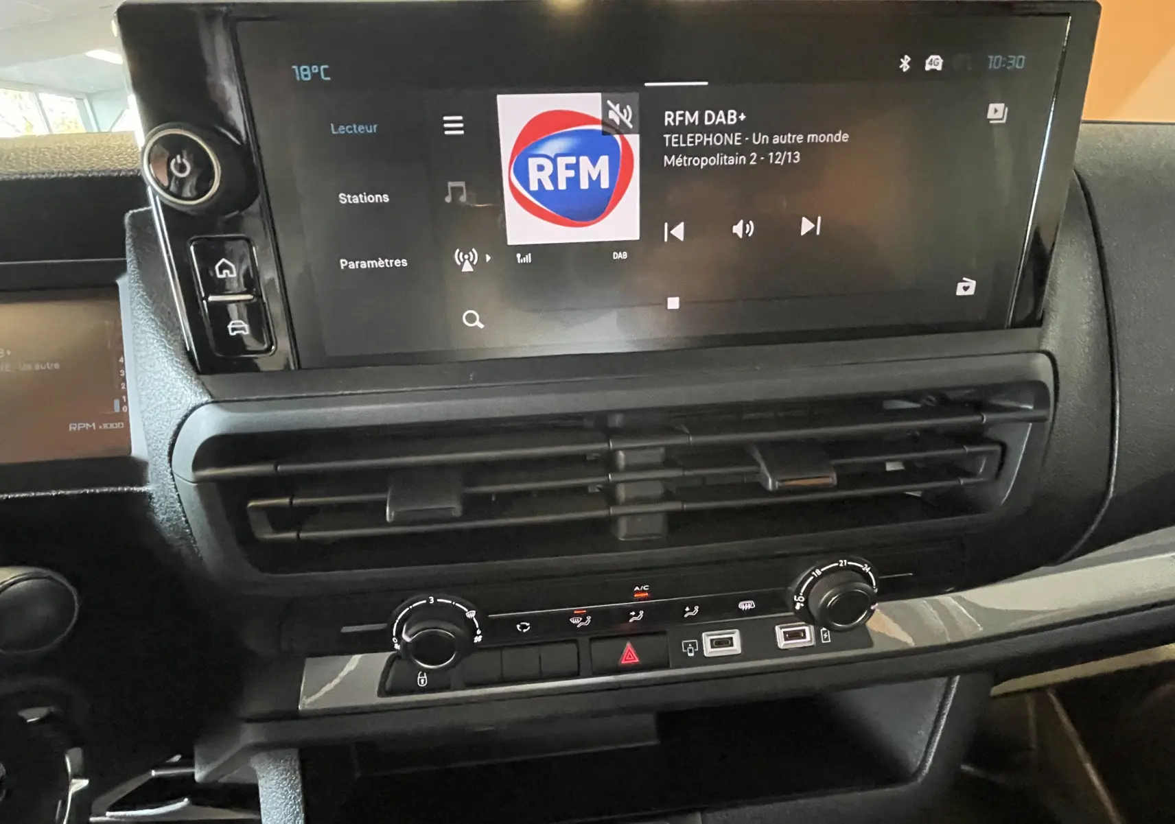 Vue rapprochée du tableau de bord noir du Citroën Jumpy cabine approfondie 2026 avec écran tactile et commandes climatisation.