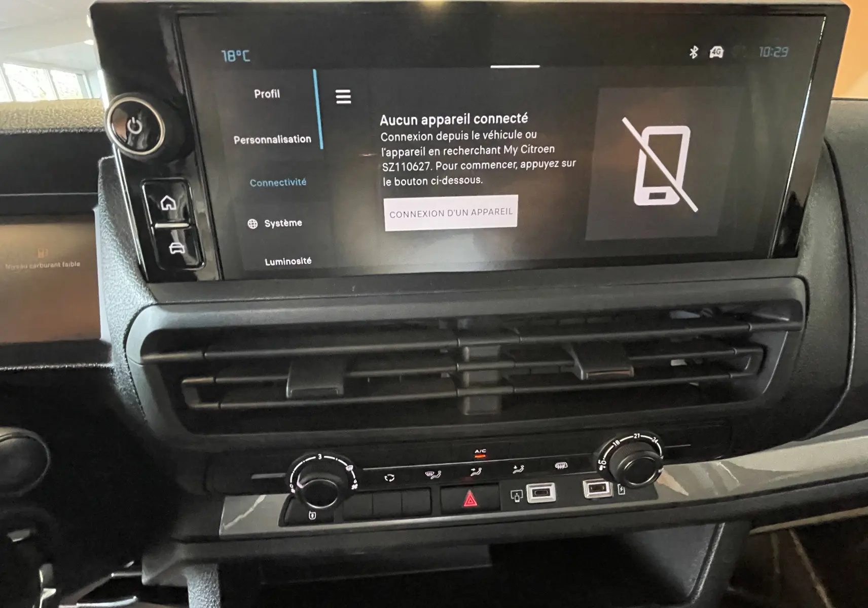 Vue rapprochée de la console centrale noire du Citroën Jumpy cabine approfondie avec écran tactile et commandes de climatisation.