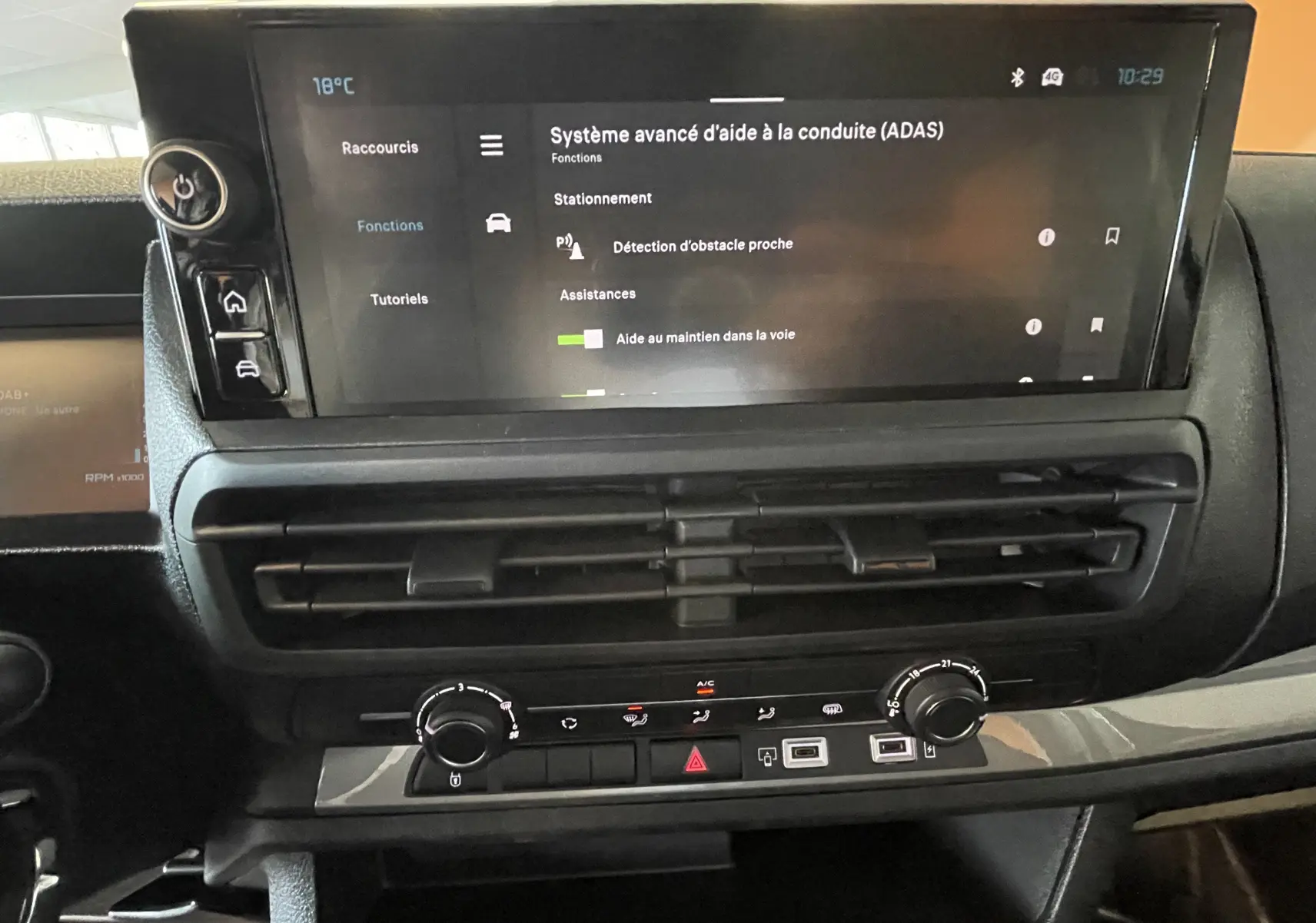 Vue rapprochée du tableau de bord noir du Citroën Jumpy cabine approfondie avec écran tactile affichant l’aide à la conduite.