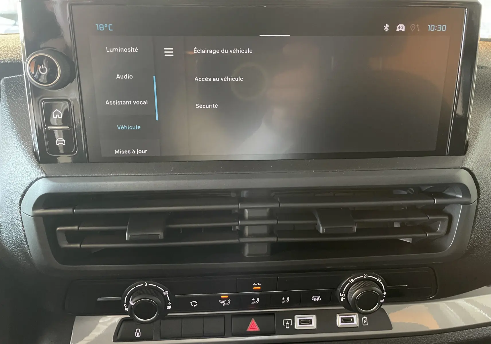 Vue rapprochée de la console centrale du Citroën Jumpy Cabine Approfondie 2026 avec écran tactile et commandes de climatisation.