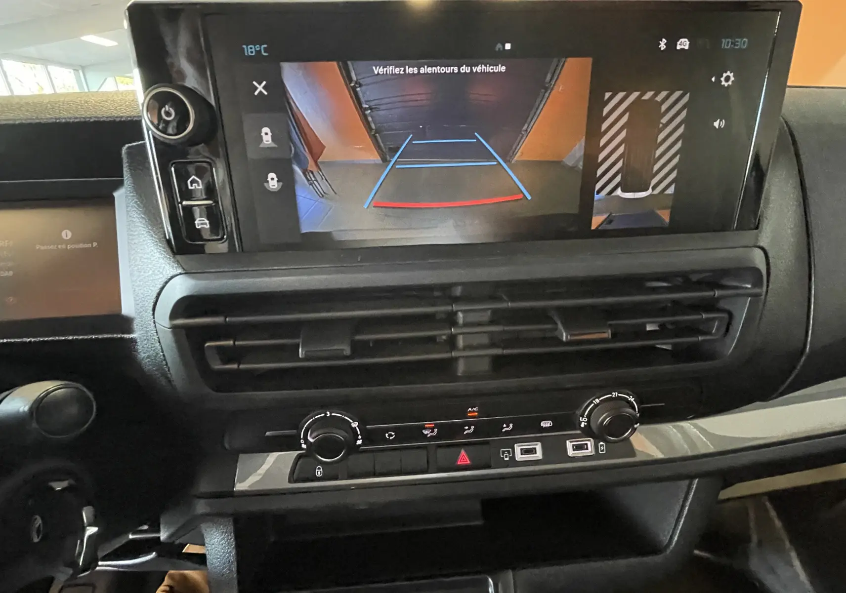 Vue rapprochée de l'écran tactile central affichant la caméra de recul du Citroën Jumpy Cabine Approfondie 2026.