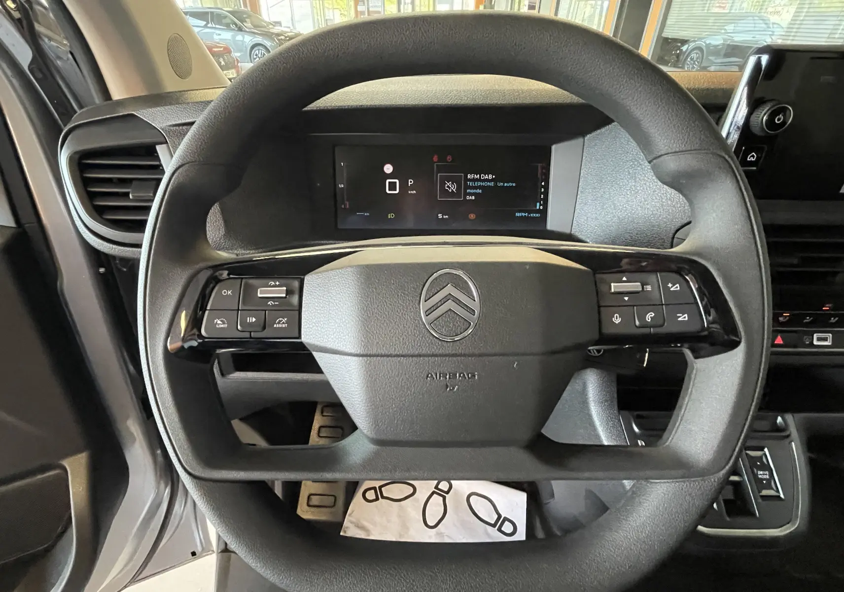 Vue rapprochée du volant noir et du combiné numérique du Citroën Jumpy Cabine Approfondie gris Artense, intérieur avant.