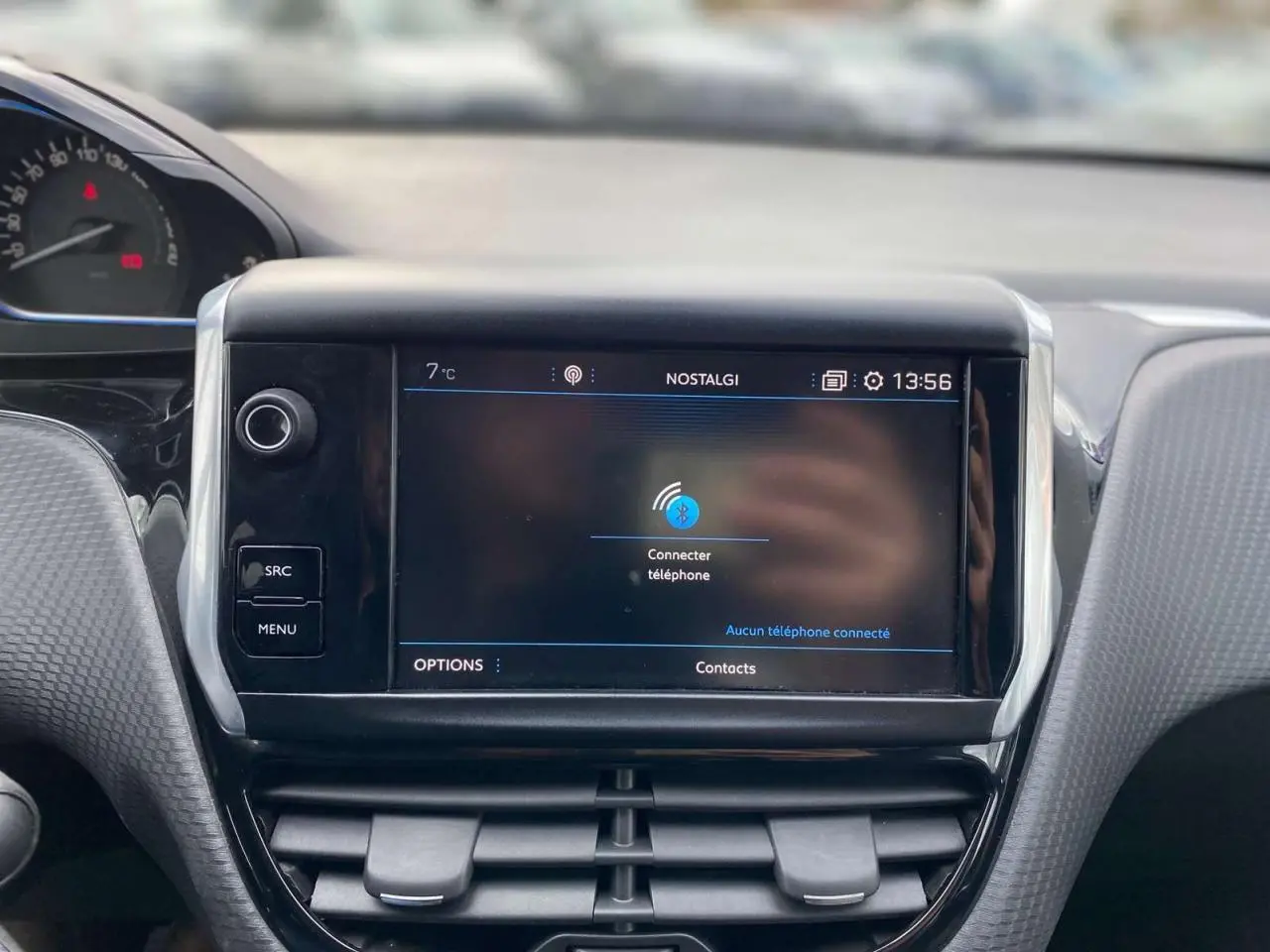 Écran tactile central du tableau de bord du Peugeot 2008 gris platinium, affichant la connexion Bluetooth.