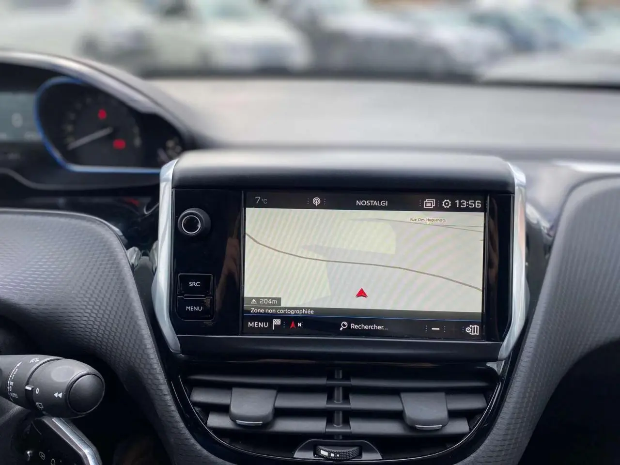 Vue rapprochée de l’écran central tactile du tableau de bord du Peugeot 2008, affichant la navigation GPS.