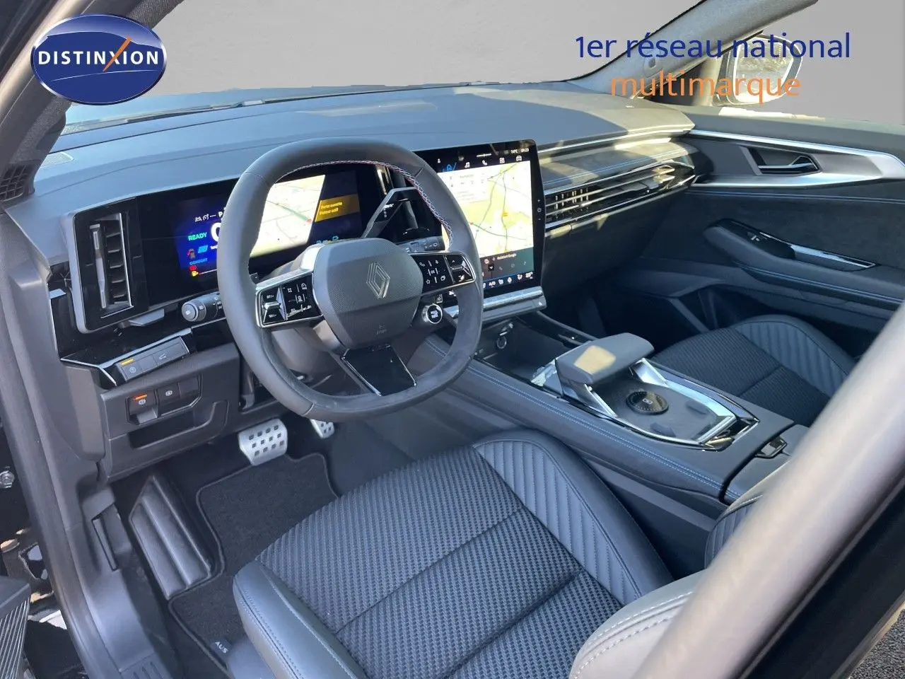 Vue intérieure côté conducteur du Renault Austral noir étoile métal 2026, avec tableau de bord numérique et volant multifonction.