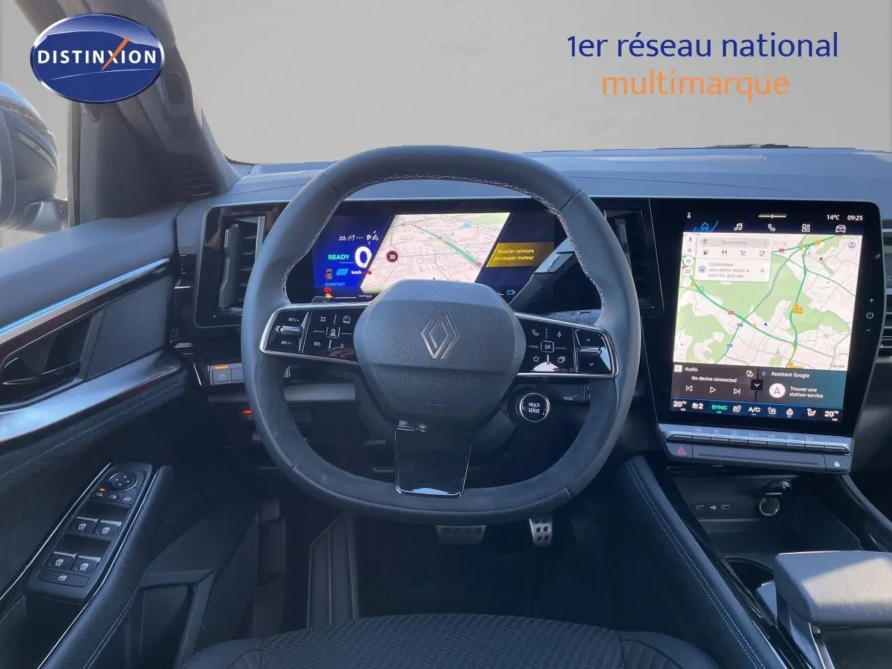 Intérieur noir du Renault Austral E-Tech, vue centrée sur le volant et les écrans numériques avec navigation affichée.