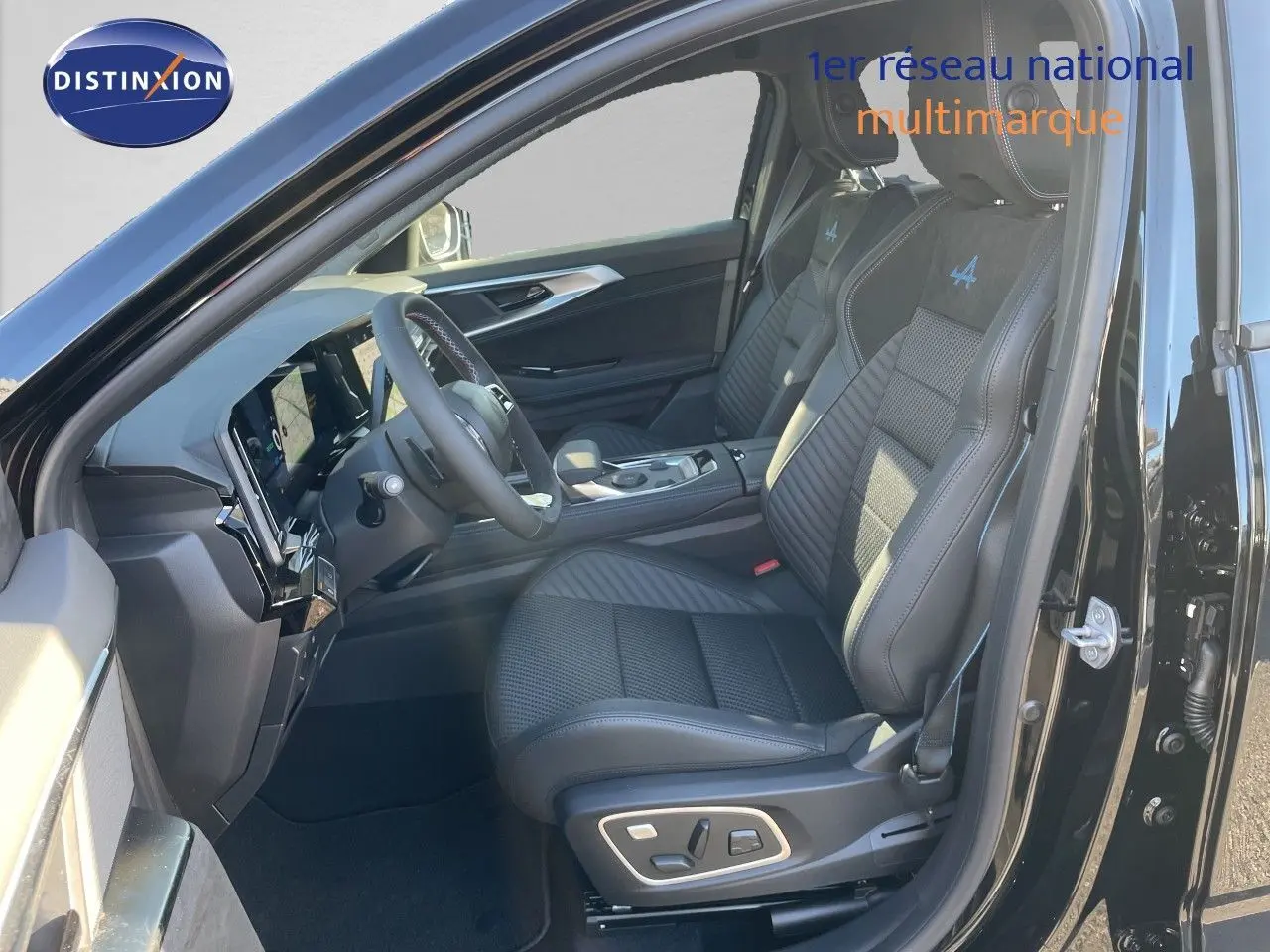 Intérieur côté conducteur du Renault Austral noir étoile métal 2026, sièges en cuir avec logo Alpine brodé bleu.