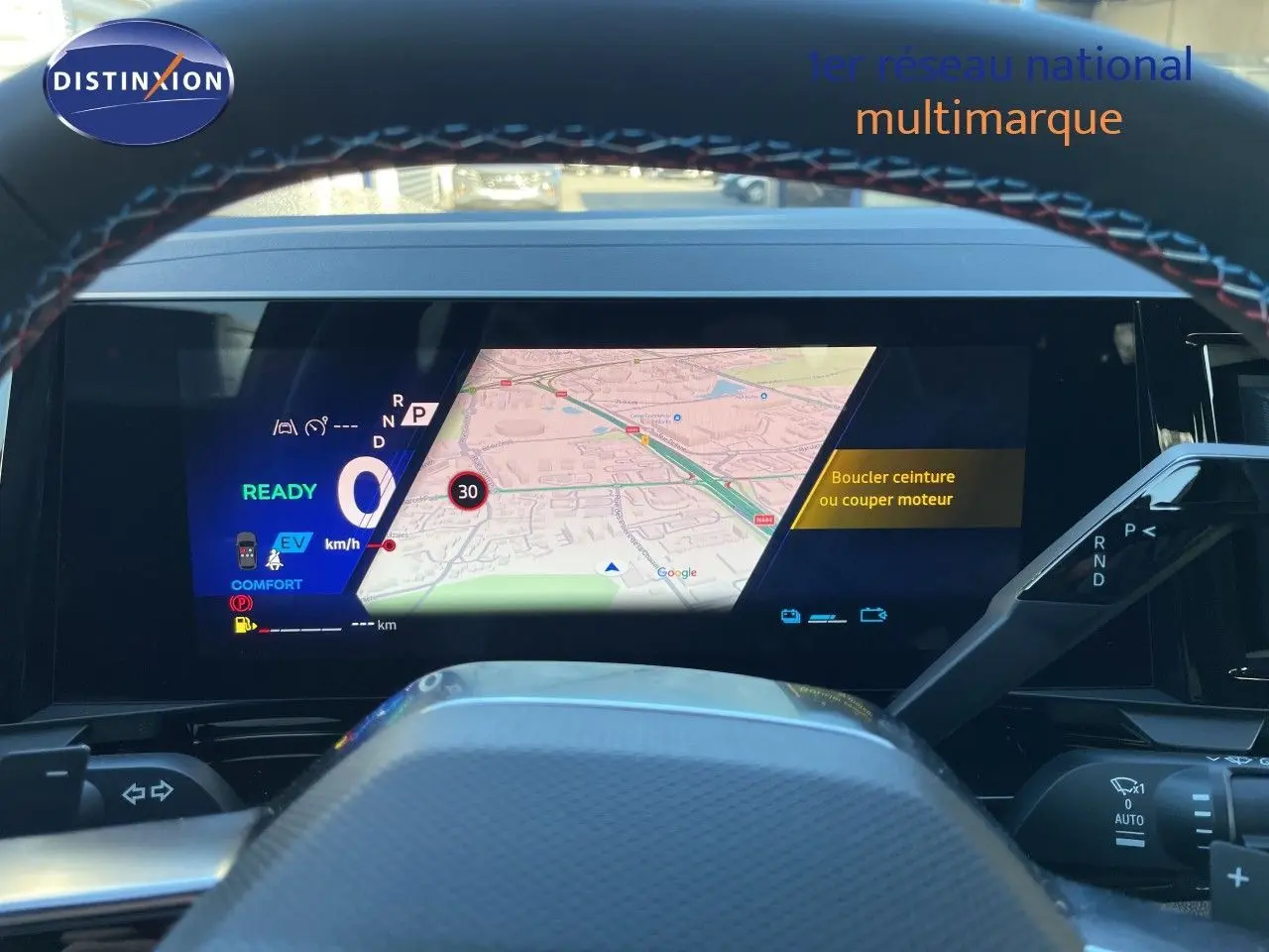 Vue intérieure du tableau de bord du Renault Austral E-Tech noir étoile métal, affichant la navigation et l'indicateur de vitesse numérique.