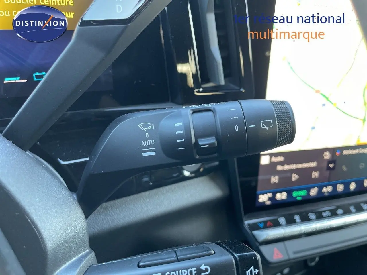 Gros plan sur la commande d’essuie-glace à gauche du volant dans l’habitacle noir du Renault Austral E-Tech hybride.