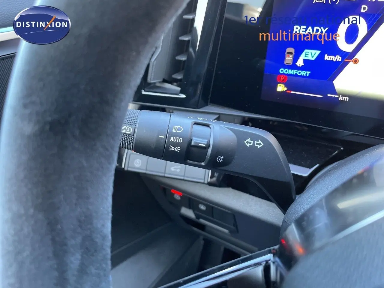 Détail intérieur du Renault Austral E-Tech 2026 montrant la commande des phares et clignotants côté gauche du volant noir.