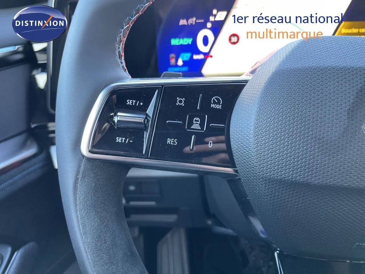 Gros plan sur le volant multifonction noir du Renault Austral E-Tech Full Hybrid 2026, avec commandes de régulateur de vitesse.