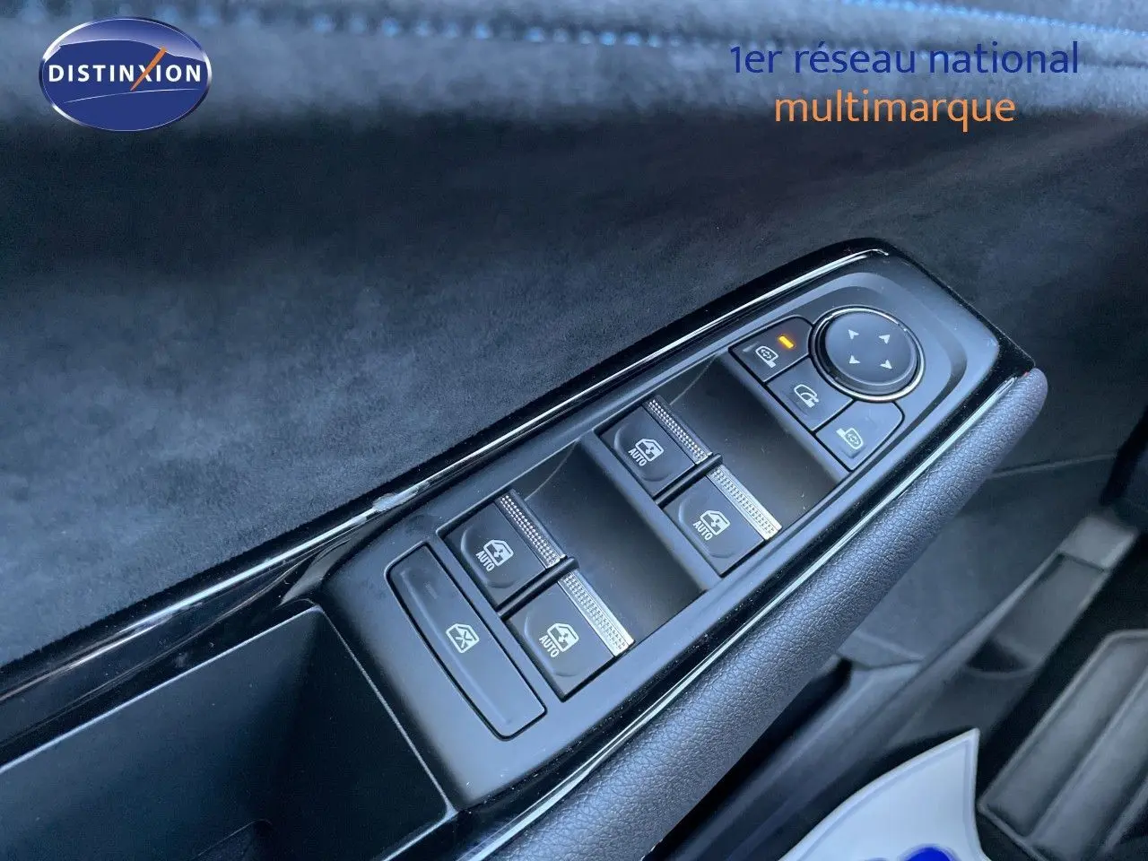 Gros plan sur la commande des vitres électriques côté conducteur du Renault Austral noir étoile métal, finition Esprit Alpine.