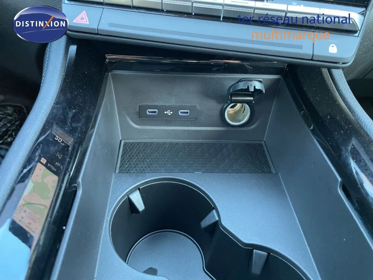 Gros plan sur la console centrale noire du Renault Austral E-Tech 2026, avec prises USB et allume-cigare visibles.