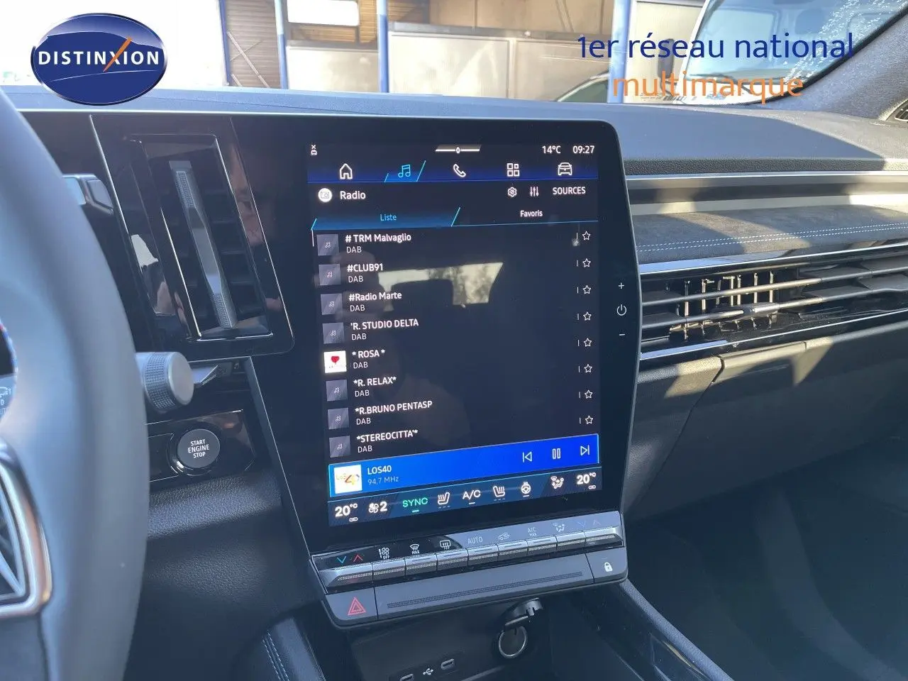 Vue intérieure du tableau de bord du Renault Austral noir étoile métal, avec grand écran tactile central affichant la radio digitale.