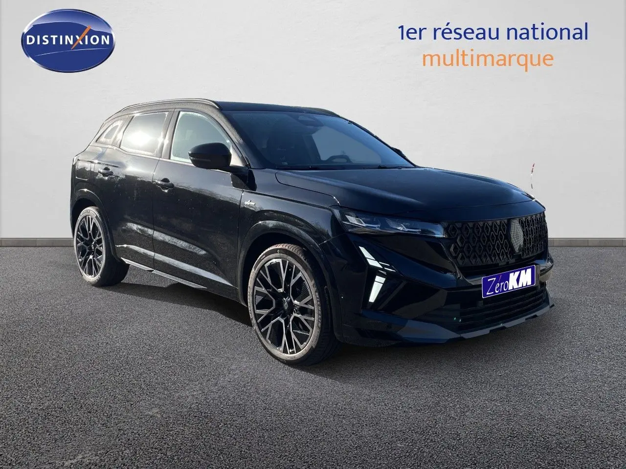 Renault Austral E-Tech hybride noir étoile métal, vue 3/4 avant droit avec jantes alliage distinctives.