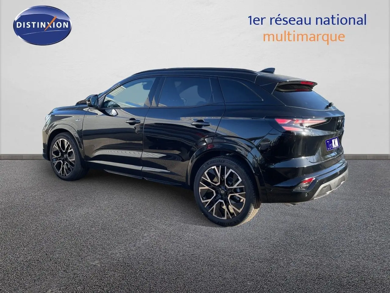 Renault Austral E-Tech hybride noir étoile métal, vue 3/4 arrière droit, jantes alliage distinctives et toit noir.