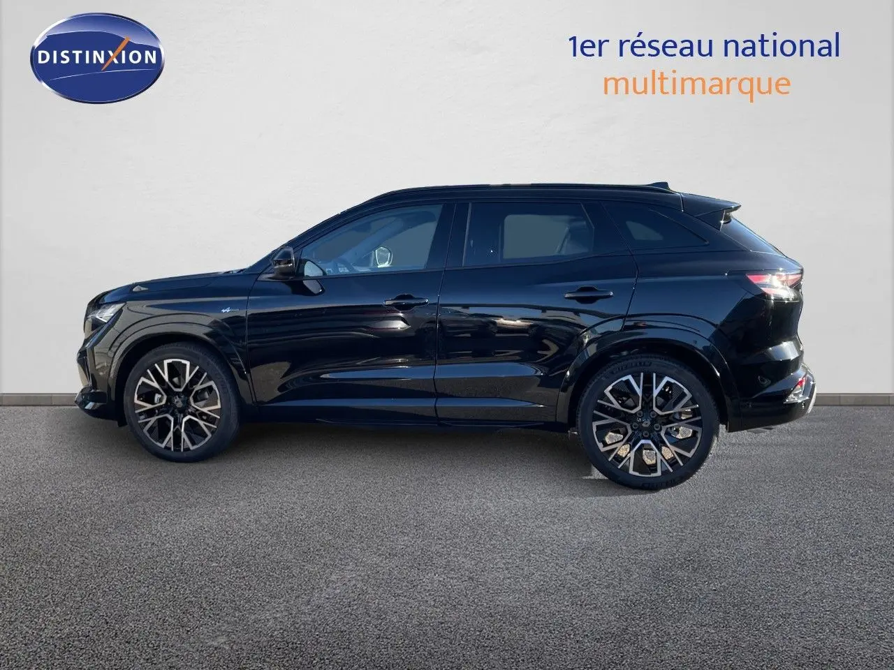 Profil droit du Renault Austral E-Tech hybride noir étoile métal, avec jantes alliage et lignes modernes.