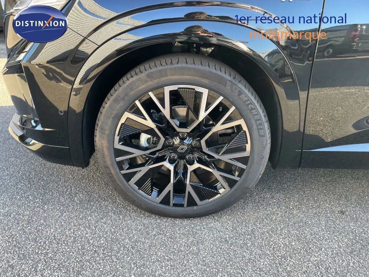 Gros plan sur la roue avant droite du Renault Austral noir étoile métal avec jante alliage au design moderne.