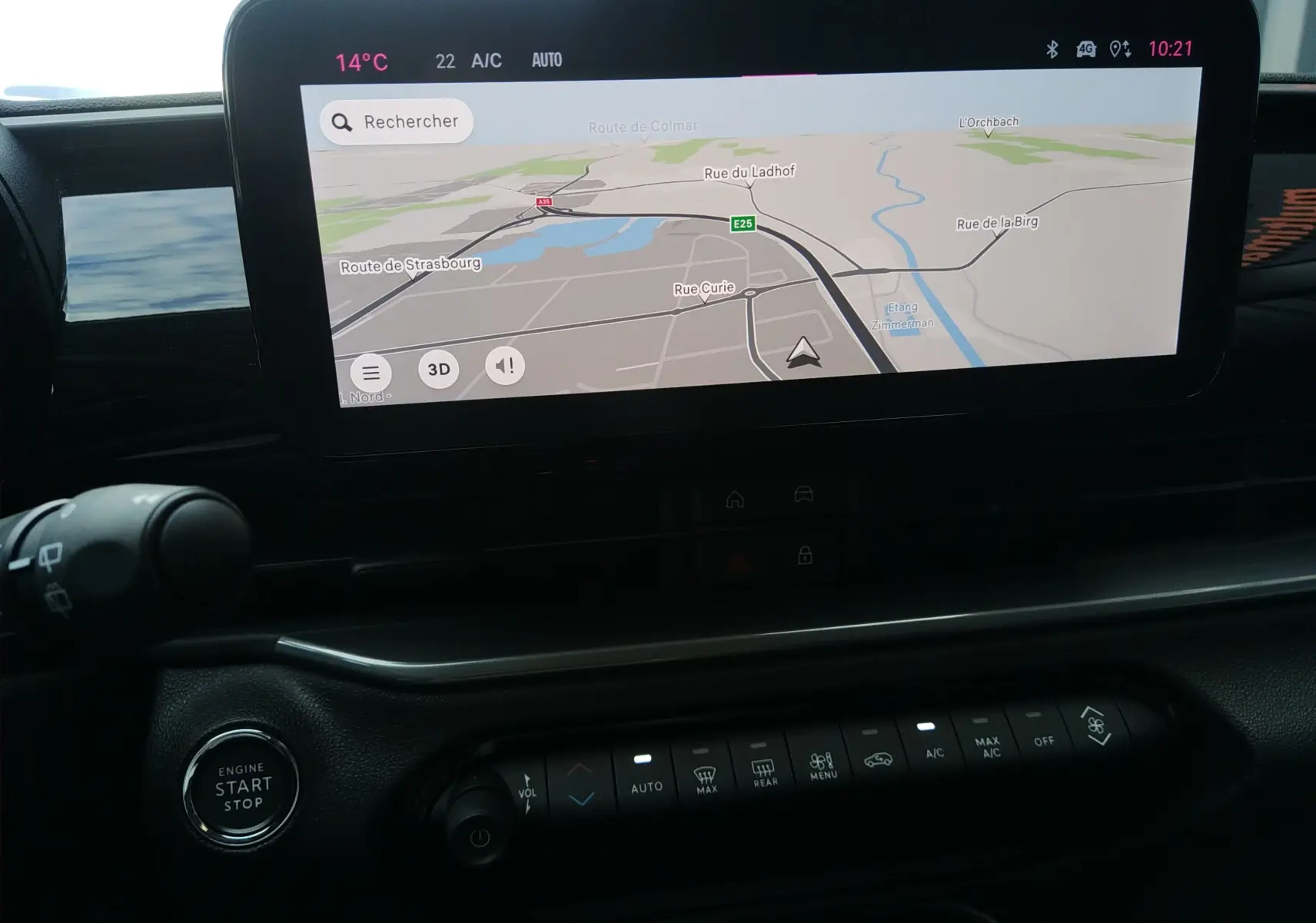 Vue rapprochée de l'écran tactile central du tableau de bord du Fiat 600 noir, affichant la navigation GPS.