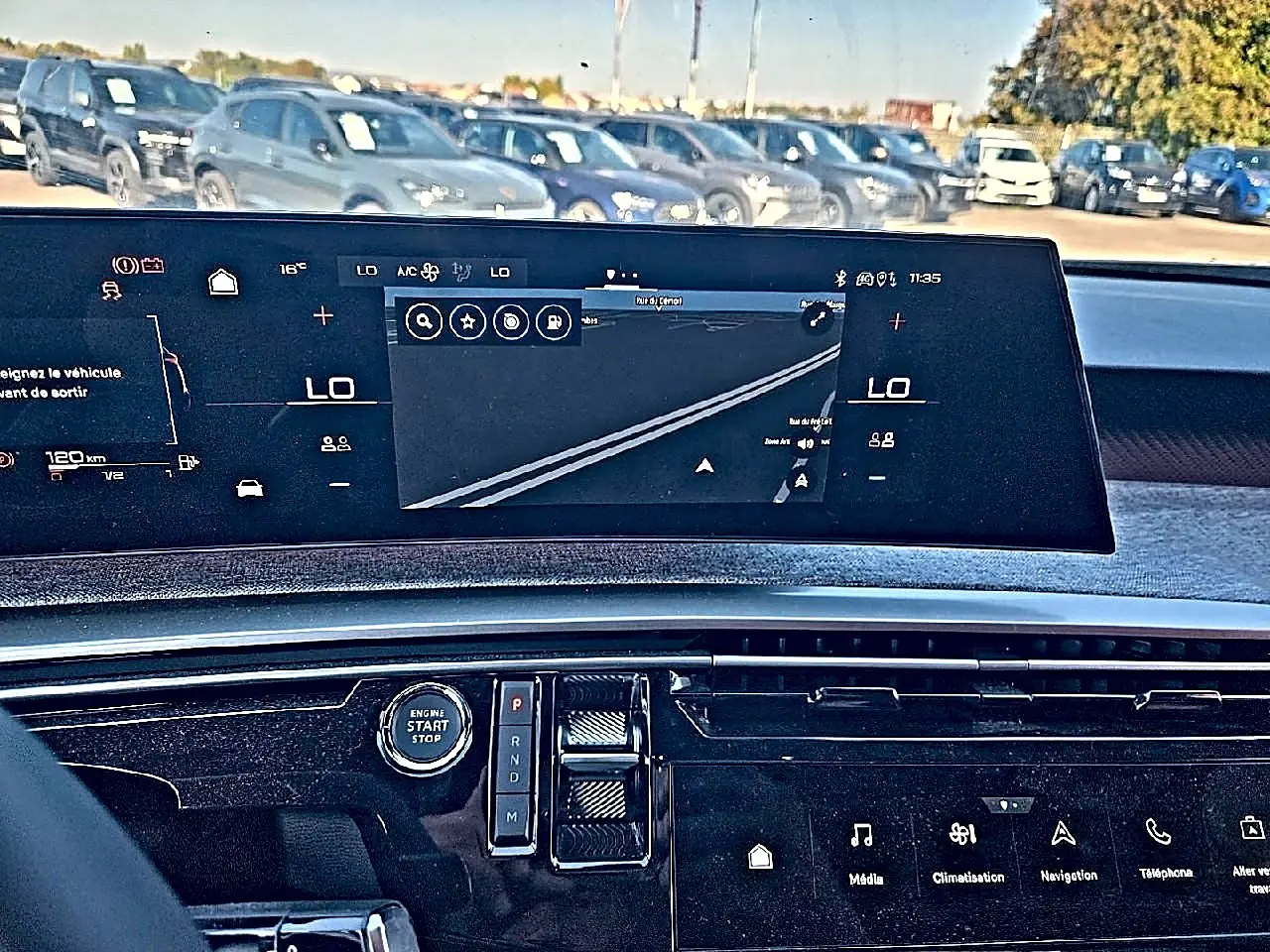 Vue intérieure du tableau de bord du Peugeot 5008 blanc 2025, avec écran tactile et commandes modernes visibles.