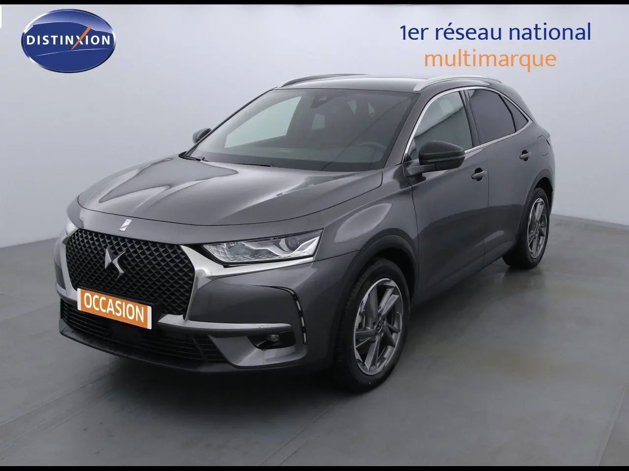 DS7 Crossback E-TENSE gris platinium métal vu en 3/4 avant droit avec calandre noire distinctive et jantes alliage.