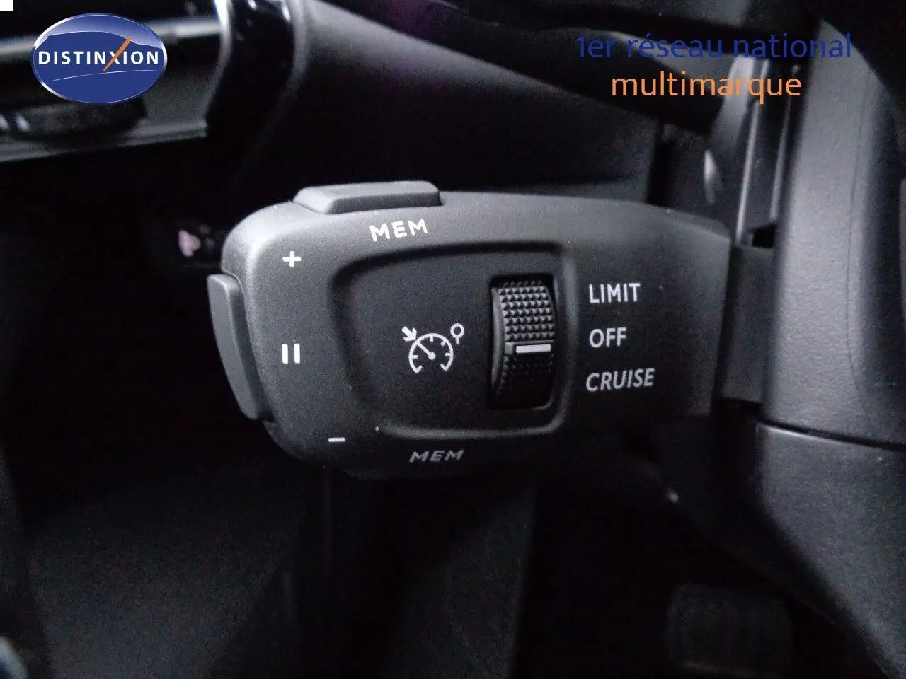 Gros plan sur la commande de régulateur de vitesse du DS7 Crossback E-TENSE 2021, intérieur noir.