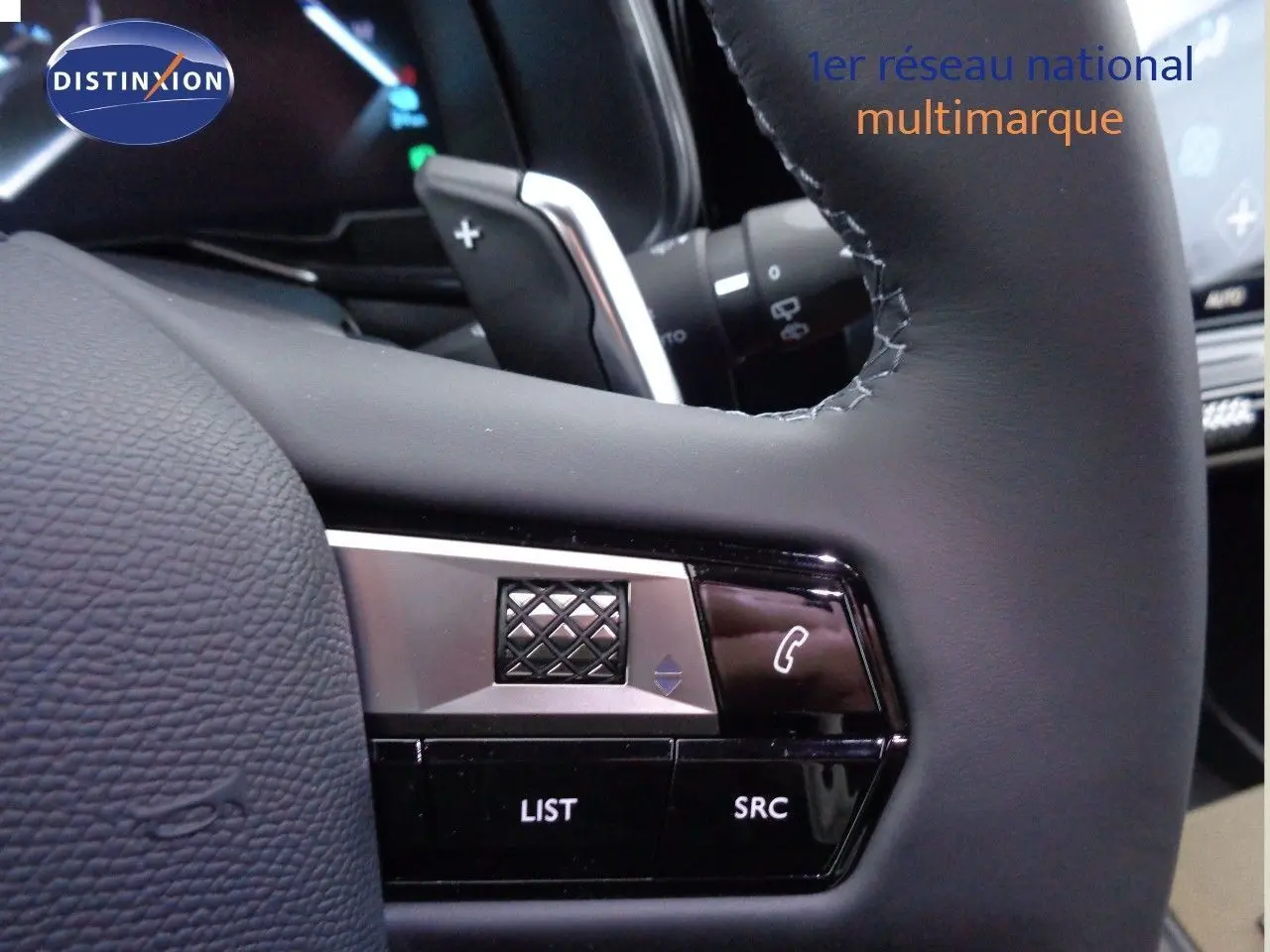 Gros plan sur les commandes au volant du DS7 Crossback E-TENSE 2021, cuir noir et détails métalliques visibles.