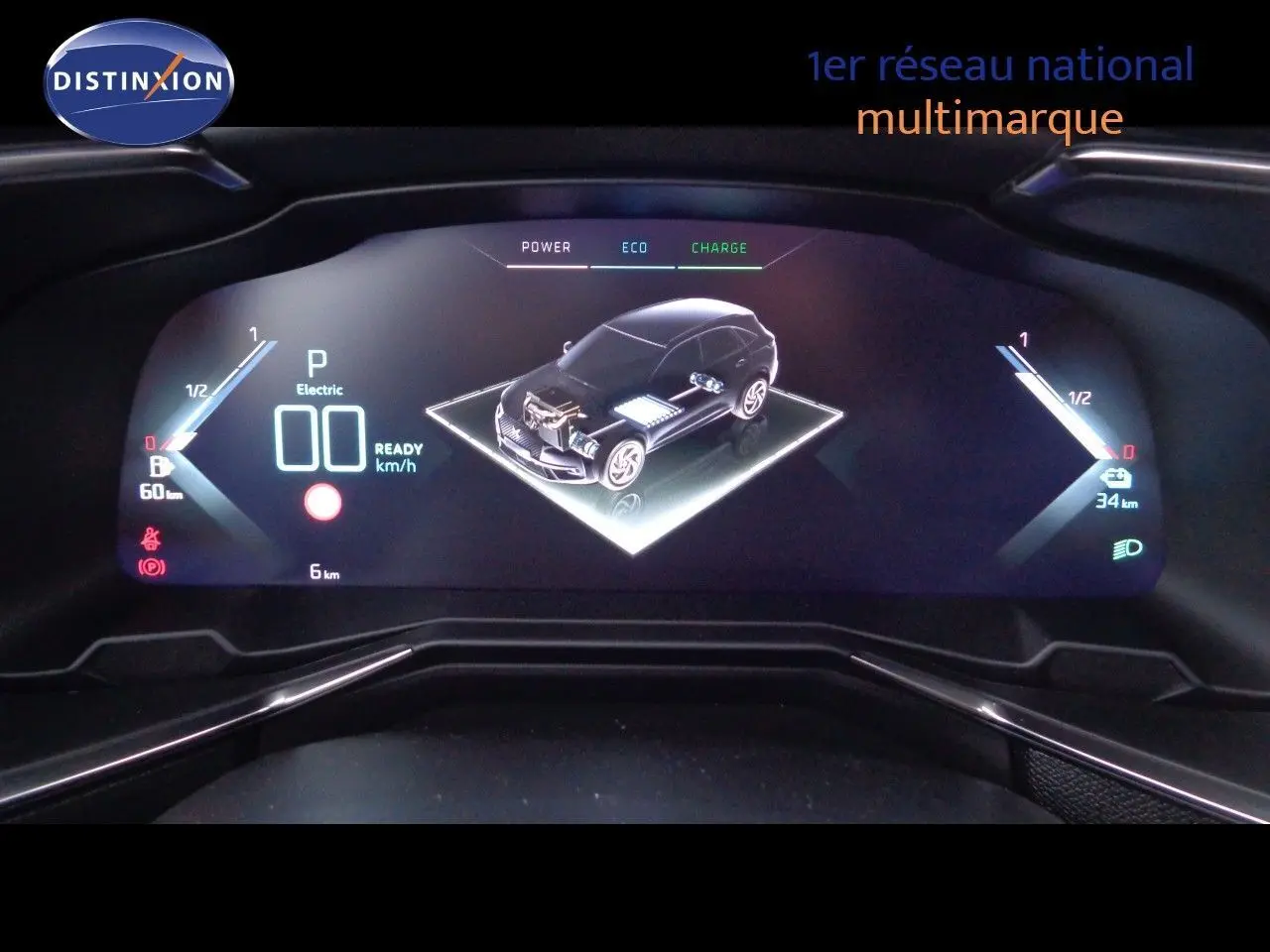 Tableau de bord numérique du DS7 Crossback hybride, affichant l'état de charge et la consommation en mode électrique.