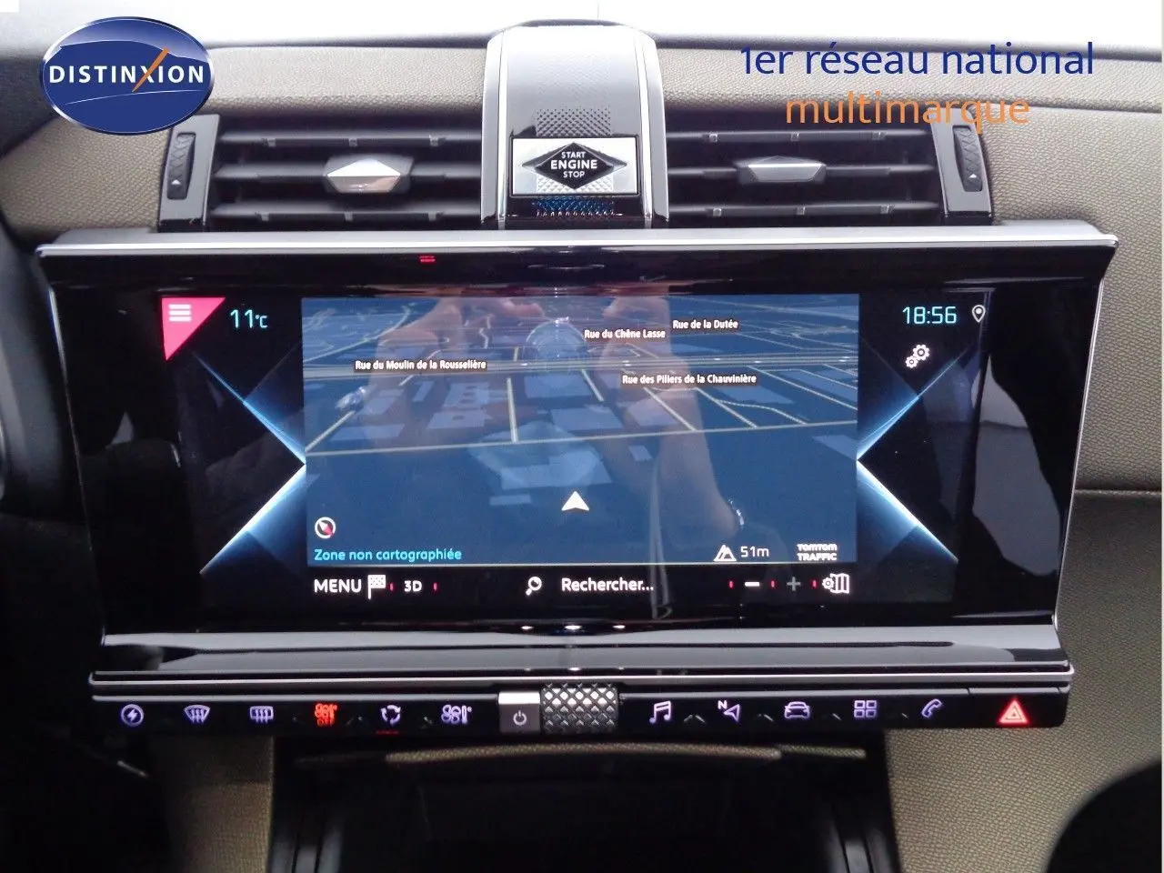 Vue rapprochée du tableau de bord du DS7 Crossback gris platinium, mettant en valeur l'écran tactile du système de navigation.