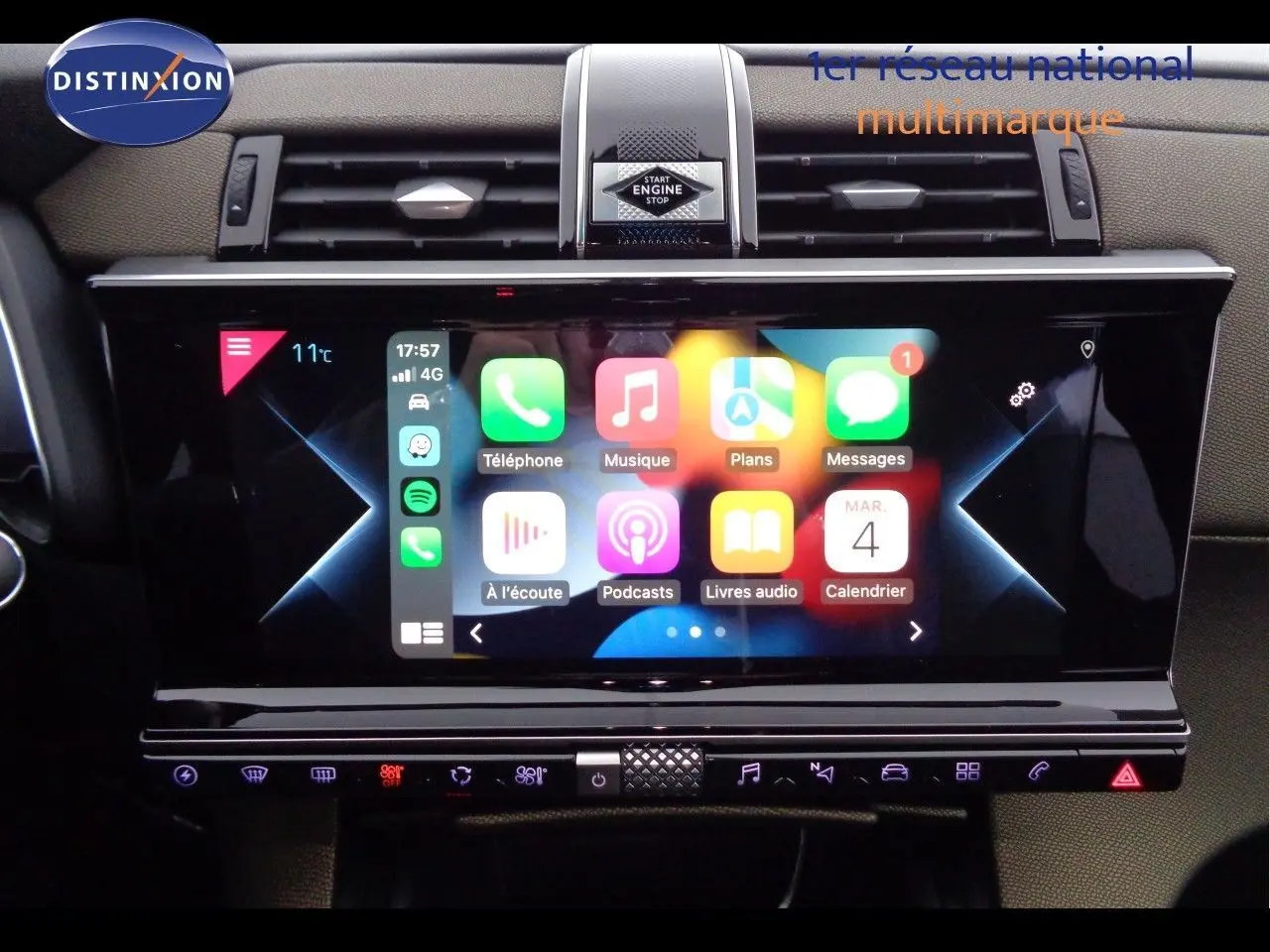 Écran tactile central du DS7 Crossback E-TENSE 2021 affichant l'interface Apple CarPlay avec commandes intégrées.