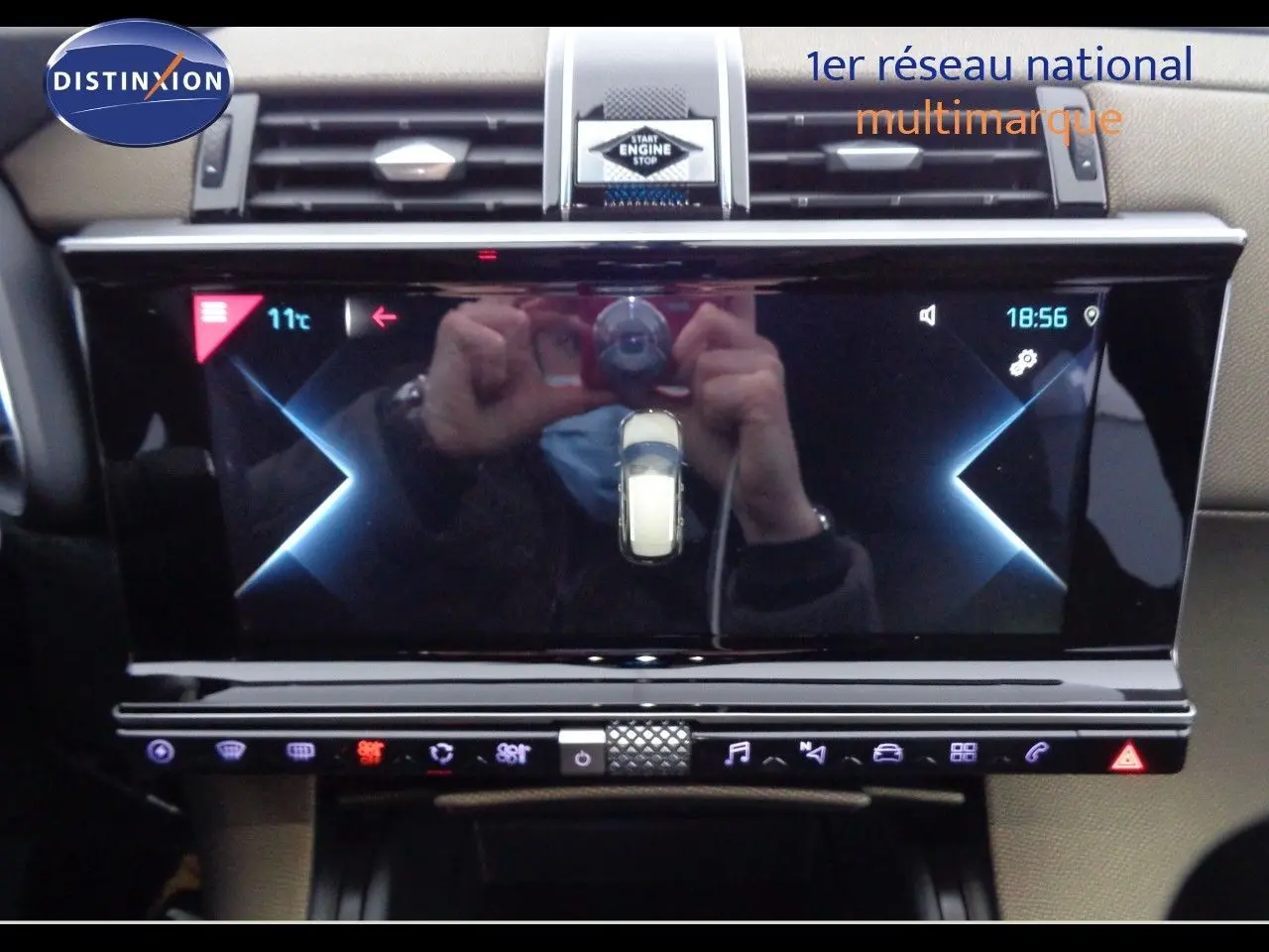 Écran tactile central du tableau de bord du DS7 Crossback gris platinium, avec commandes numériques et bouton start/stop.