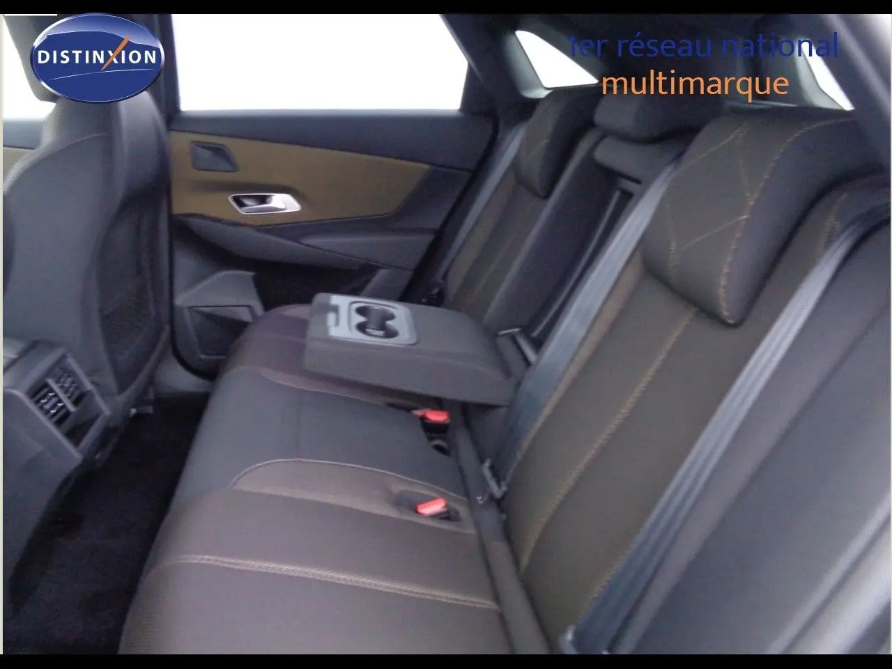 Vue intérieure des sièges arrière en tissu marron et noir du DS7 Crossback E-TENSE 2021 avec accoudoir central déployé.