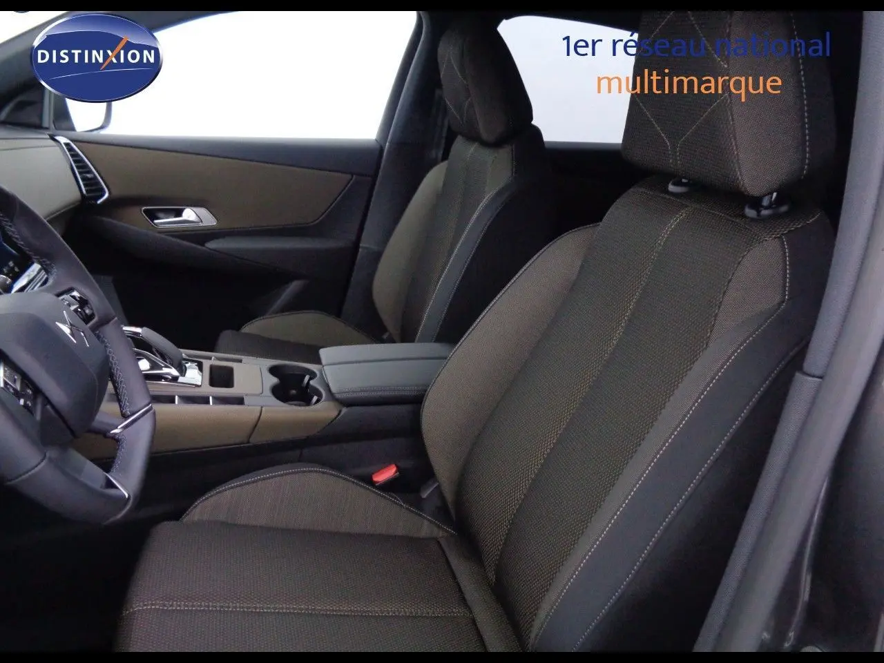 Vue intérieure côté conducteur du DS7 Crossback E-TENSE 2021 avec sièges tissu marron et console centrale beige.