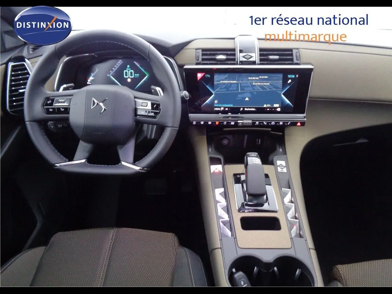 Vue intérieure du tableau de bord et console centrale du DS7 Crossback E-TENSE 2021 avec écran tactile et volant multifonction.