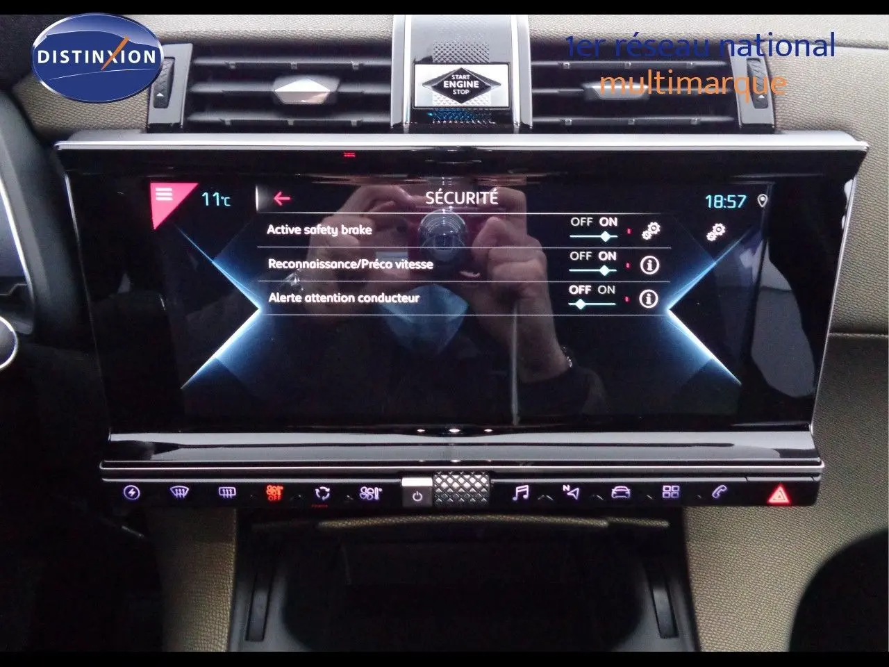 Écran tactile central du tableau de bord du DS7 Crossback gris platinium, affichant les réglages de sécurité.