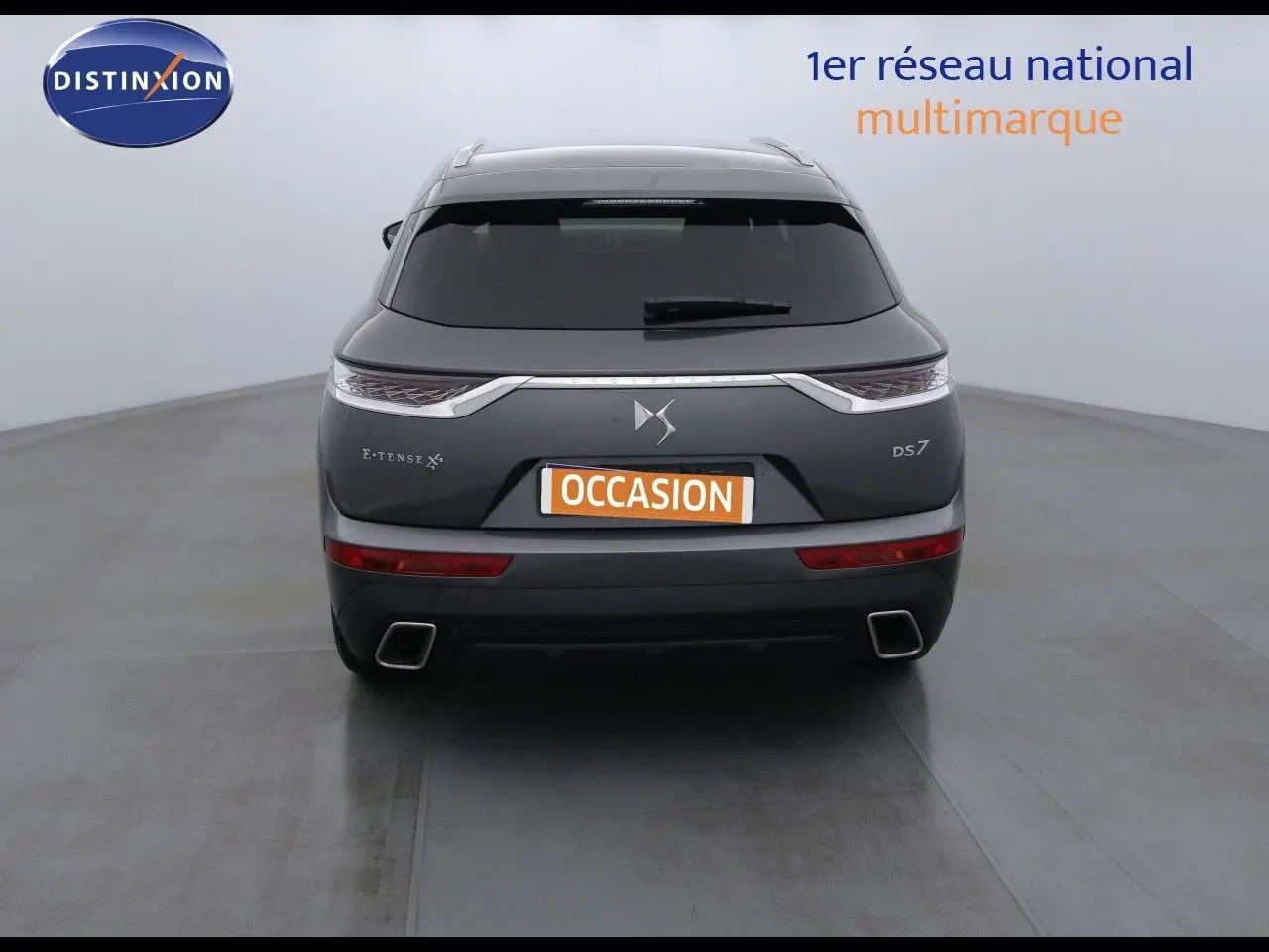 Vue arrière d'un DS7 Crossback gris platinium métal avec feux LED et double sortie d'échappement carrée.