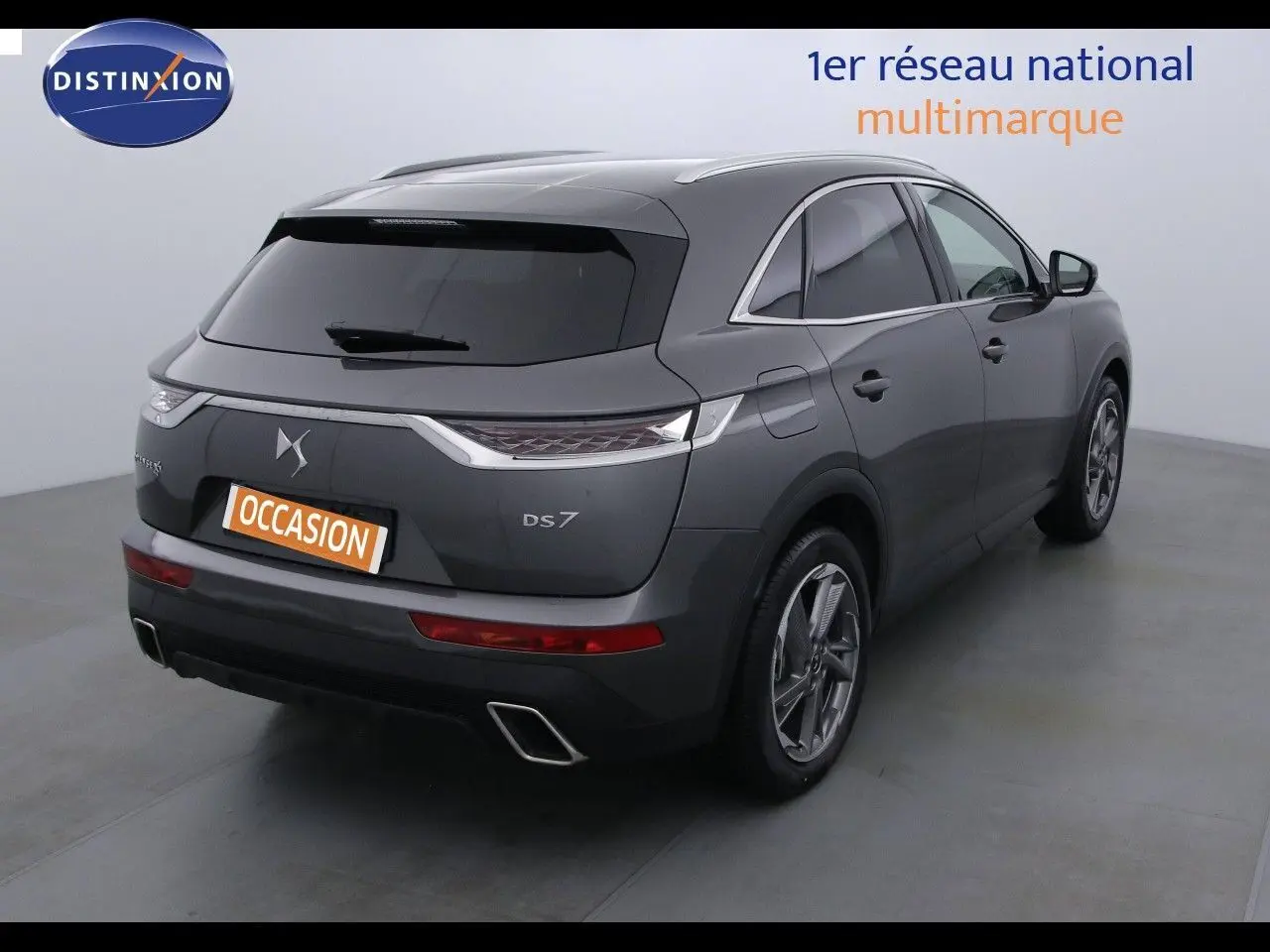 Vue 3/4 arrière droite d'un DS7 Crossback gris platinium métal avec feux LED et double sortie d'échappement rectangulaire.