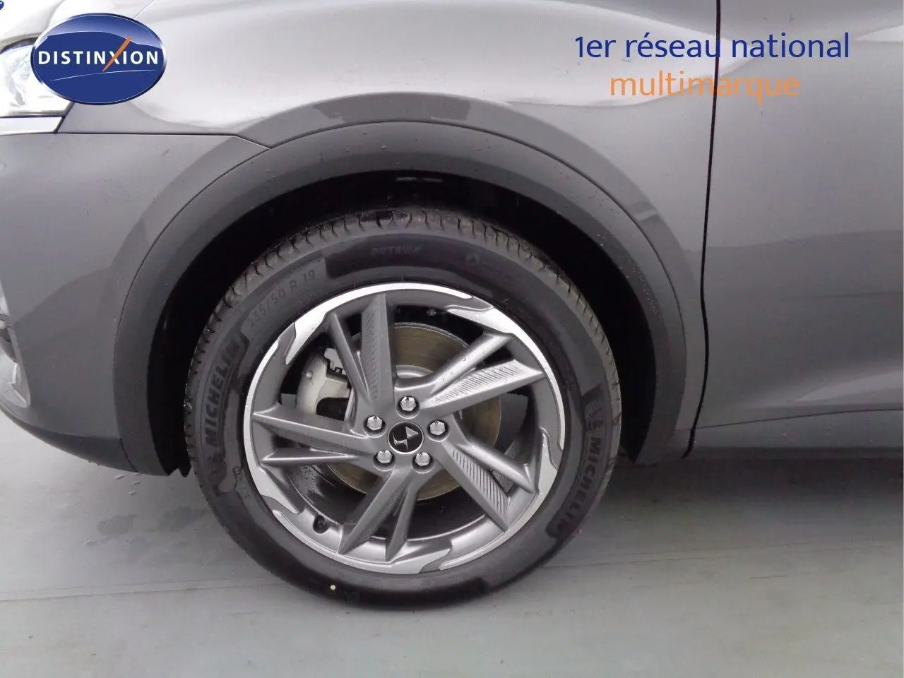 Gros plan sur la roue avant gauche du DS7 Crossback gris platinium, mettant en valeur la jante alliage 19 pouces au design moderne.