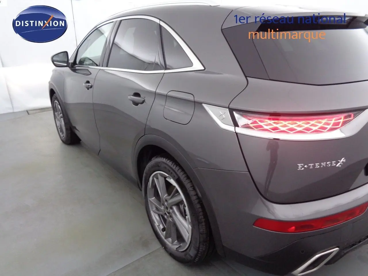 Vue 3/4 arrière droite du DS7 Crossback hybride gris platinium avec feux arrière LED et jantes alliage.