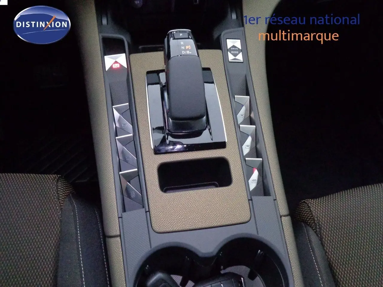 Vue rapprochée de la console centrale du DS7 Crossback E-TENSE 2021 avec levier de vitesses et boutons de commande.