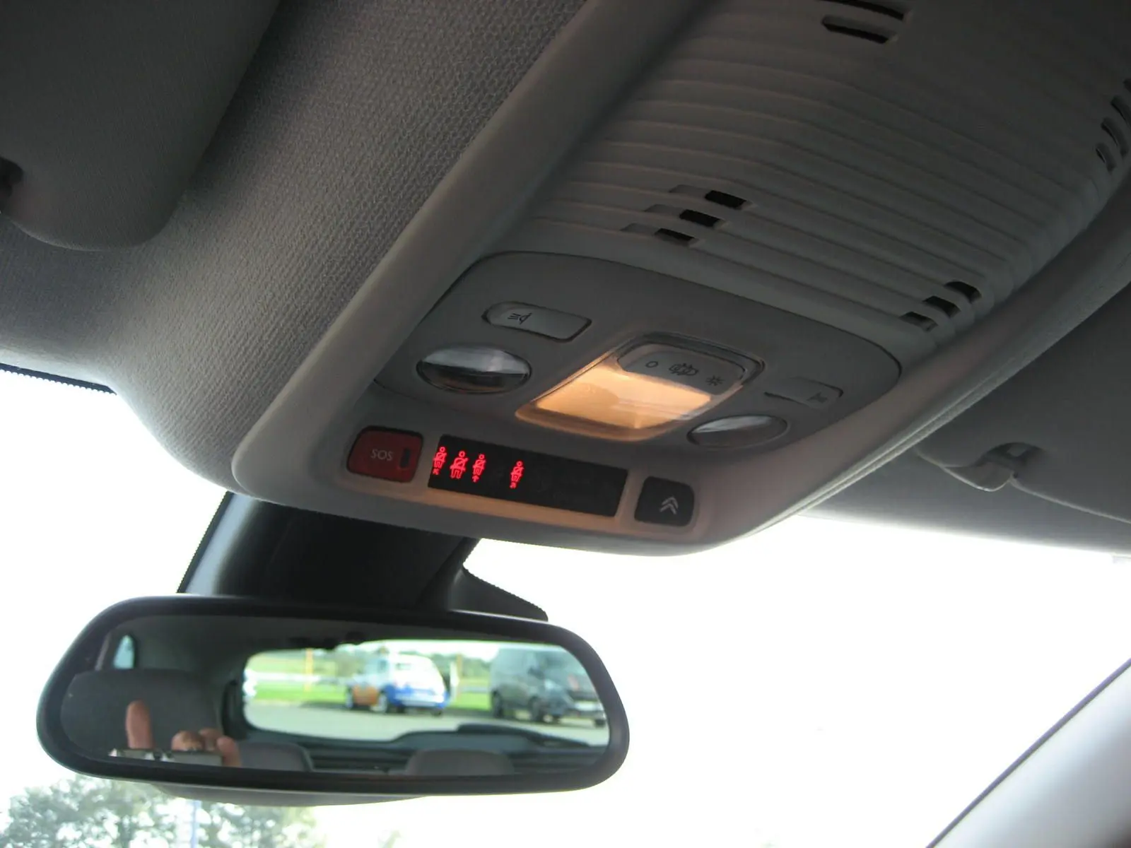 Vue intérieure du plafonnier gris clair avec commandes d’éclairage et rétroviseur central d’une Citroën C3 Aircross 2022.