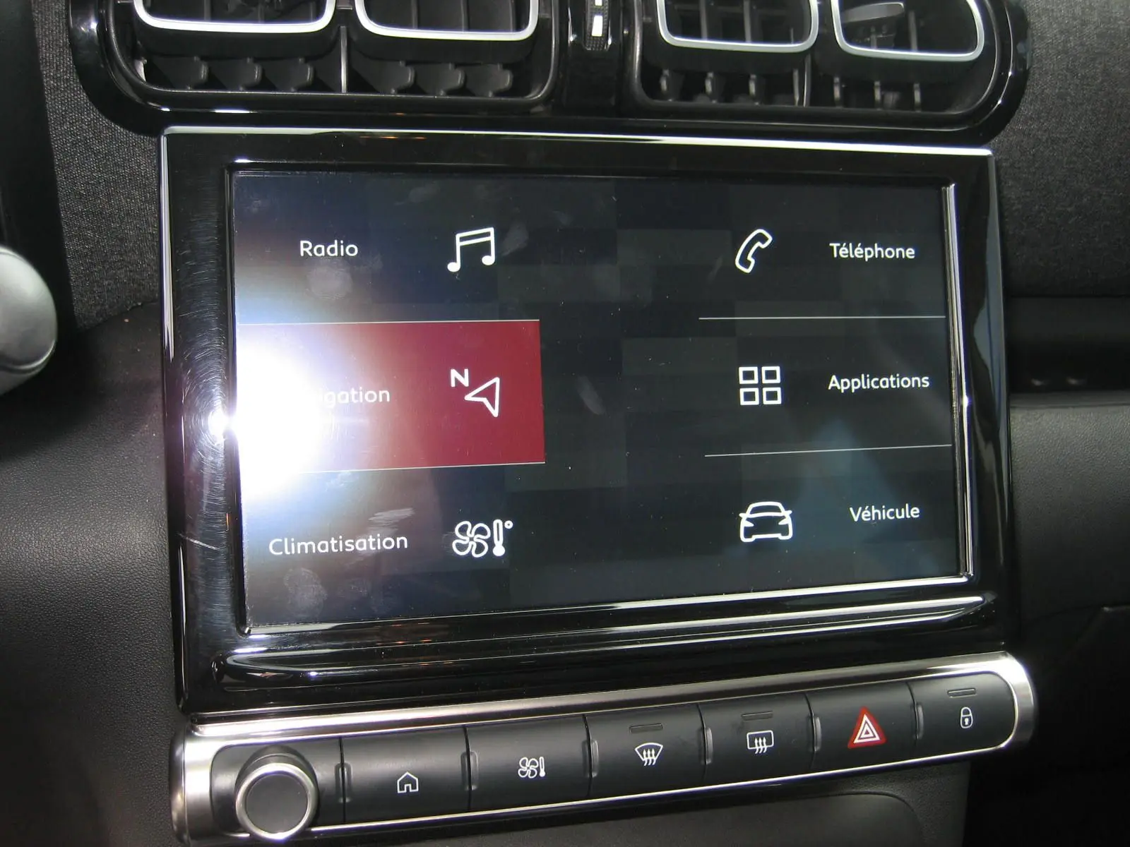 Écran tactile central du tableau de bord du Citroën C3 Aircross gris, affichant les options multimédia et navigation.