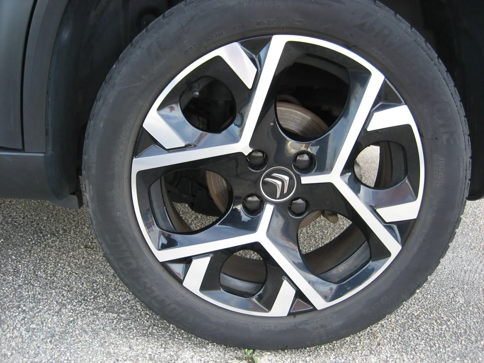 Gros plan sur la jante noire et argentée du côté avant gauche du Citroën C3 Aircross gris 2022.