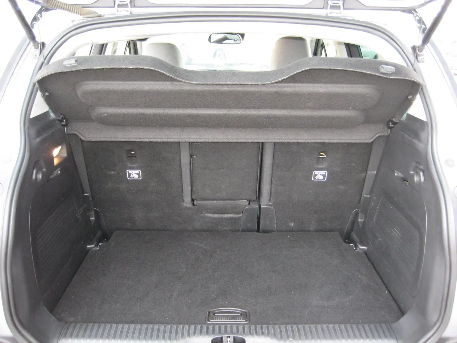 Coffre ouvert d'un Citroën C3 Aircross gris 2022, vue arrière montrant l'espace de chargement et la tablette cache-bagages.