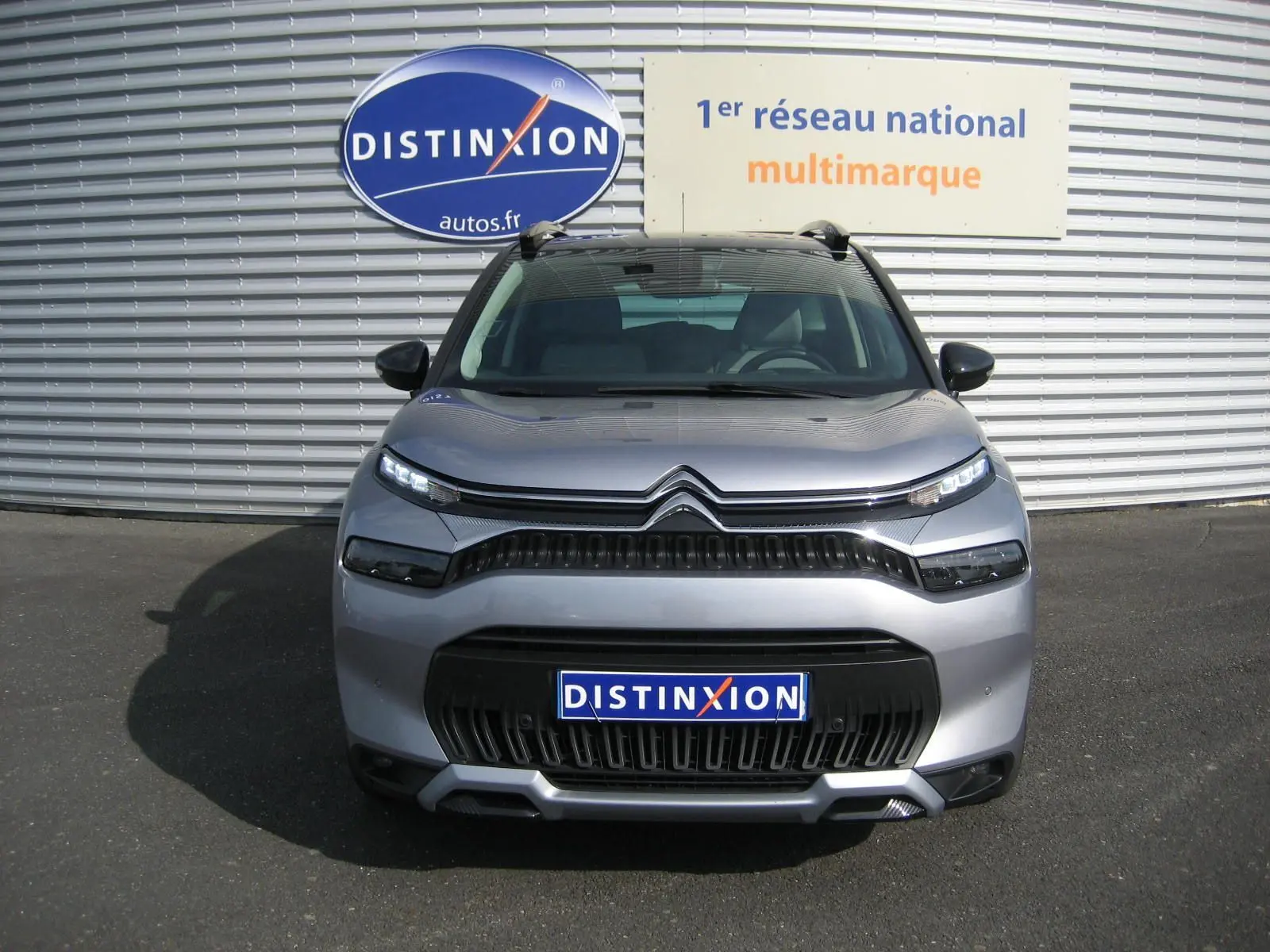 Citroën C3 Aircross gris vue de face, mettant en valeur sa calandre distinctive et ses phares LED fins.