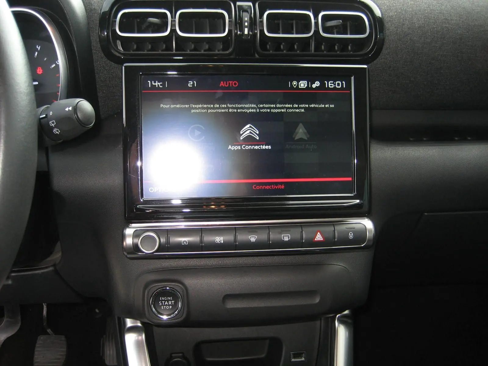 Tableau de bord noir du Citroën C3 Aircross 2022, vue frontale centrée sur l'écran tactile et commandes climatiques.