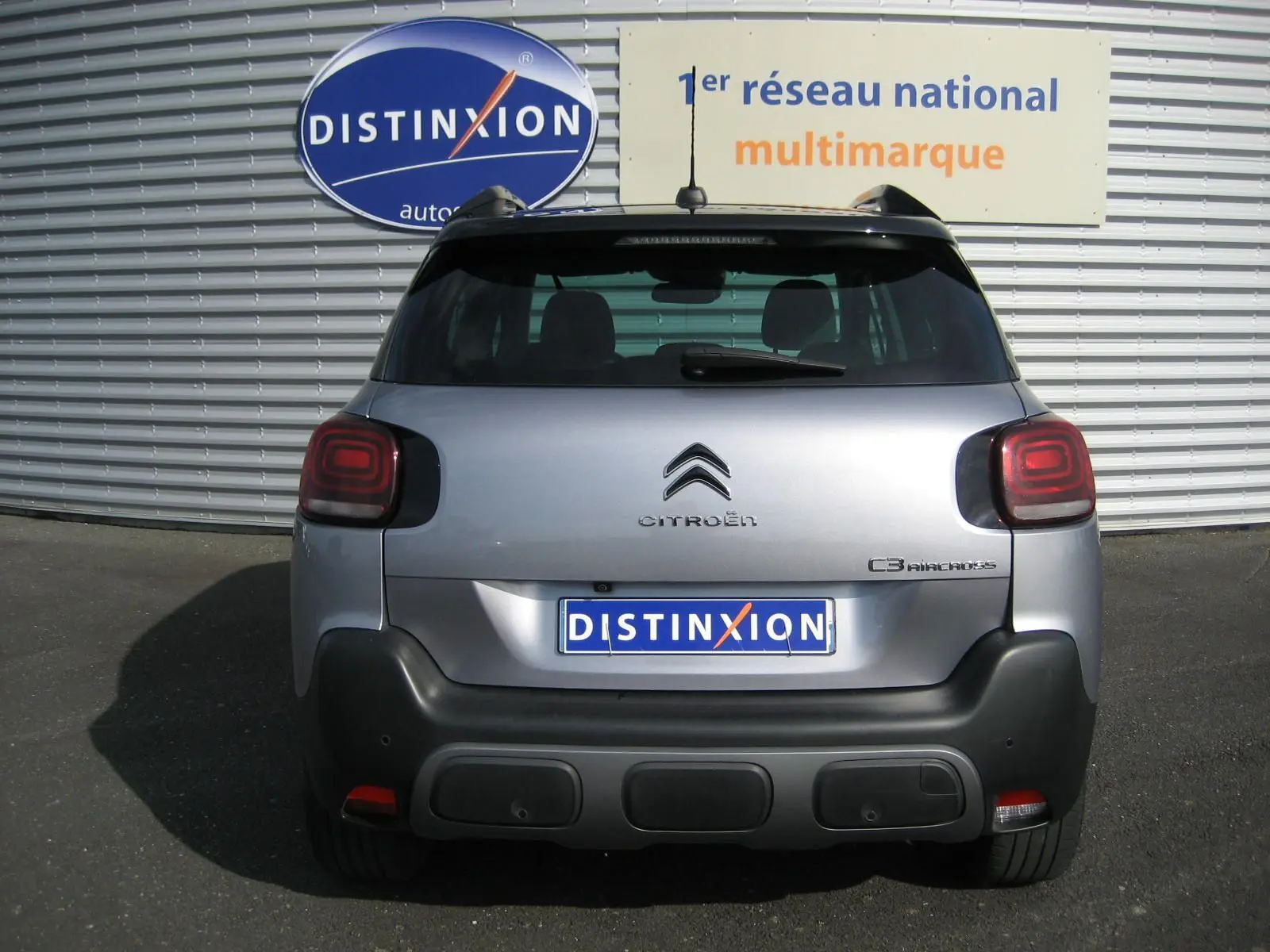 Vue arrière d'un Citroën C3 Aircross gris 2022 avec feux arrière carrés et pare-chocs noir contrastant.