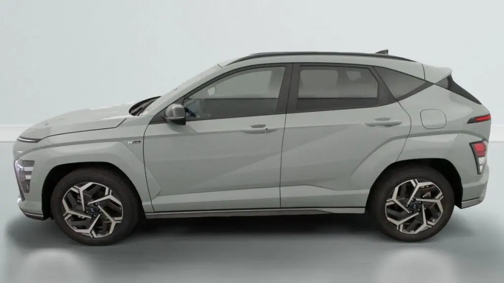 Vue profil côté gauche du Hyundai Kona Hybrid 2025 en Mirage Green avec jantes au design géométrique N Line.